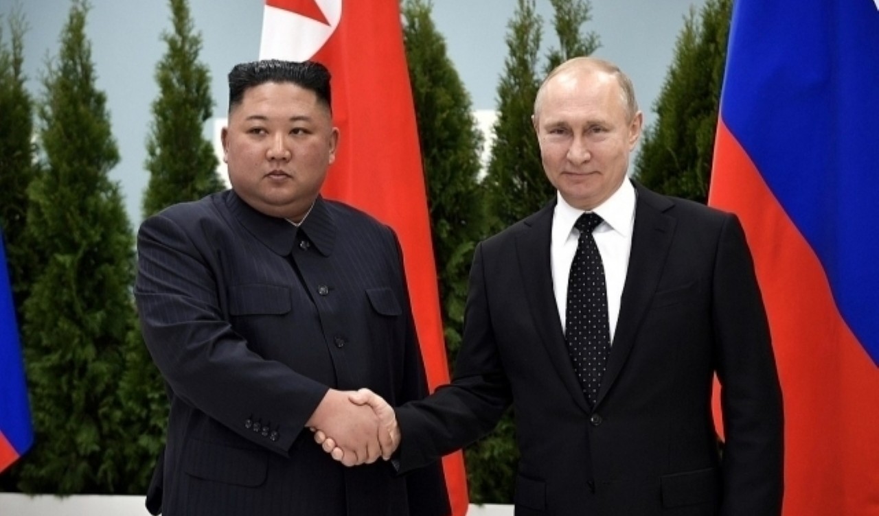 Kuzey Kore’de Büyük Fiyasko: Kim Jong-un’un Gözleri Önünde Destroyer Yan Yattı!