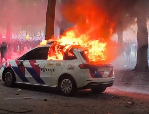 Hollanda Göçmen Karşıtı Protestoda Gerginlik Araçlar Ateşe Verildi