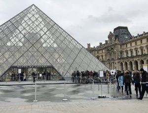 Paris Louvre’da 7 Dakikalık Soygun: 9 Mücevher Çalındı İmparatoriçe’nin Tacı Hasarlı Bulundu